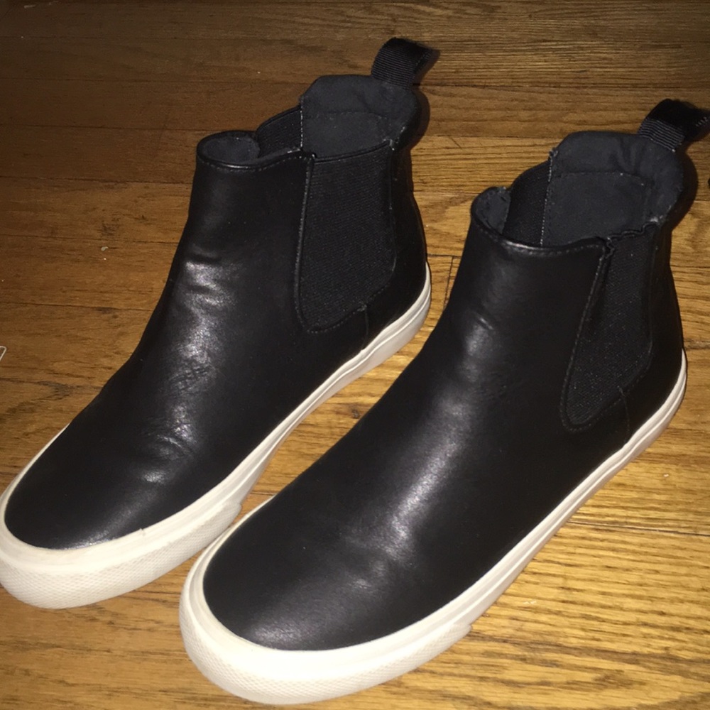 Black high ankle sneakers